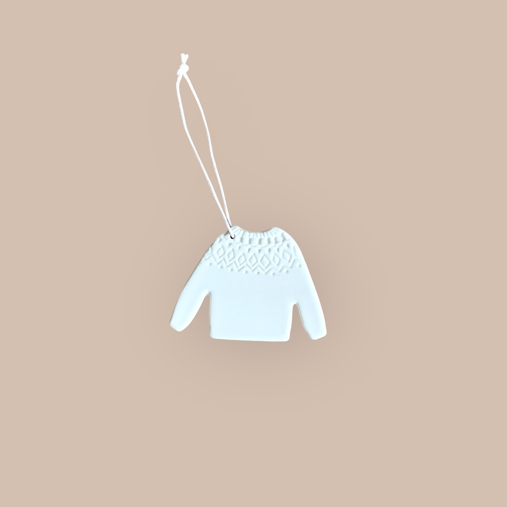 Pull en céramique à suspendre dans le sapin