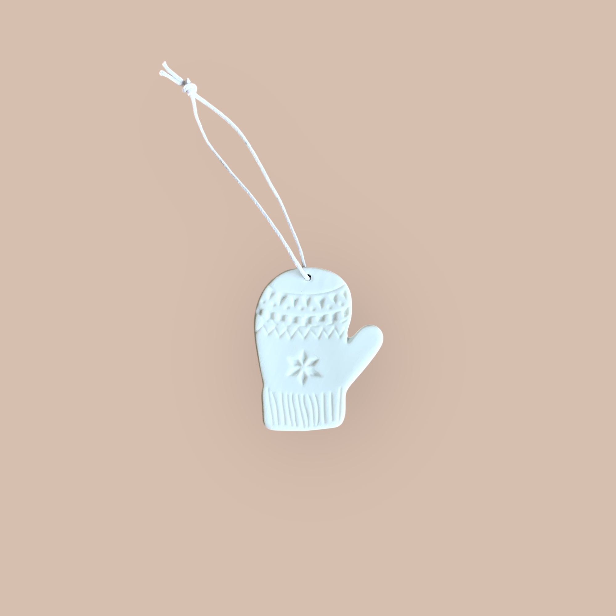 Moufle en céramique à suspendre dans le sapin