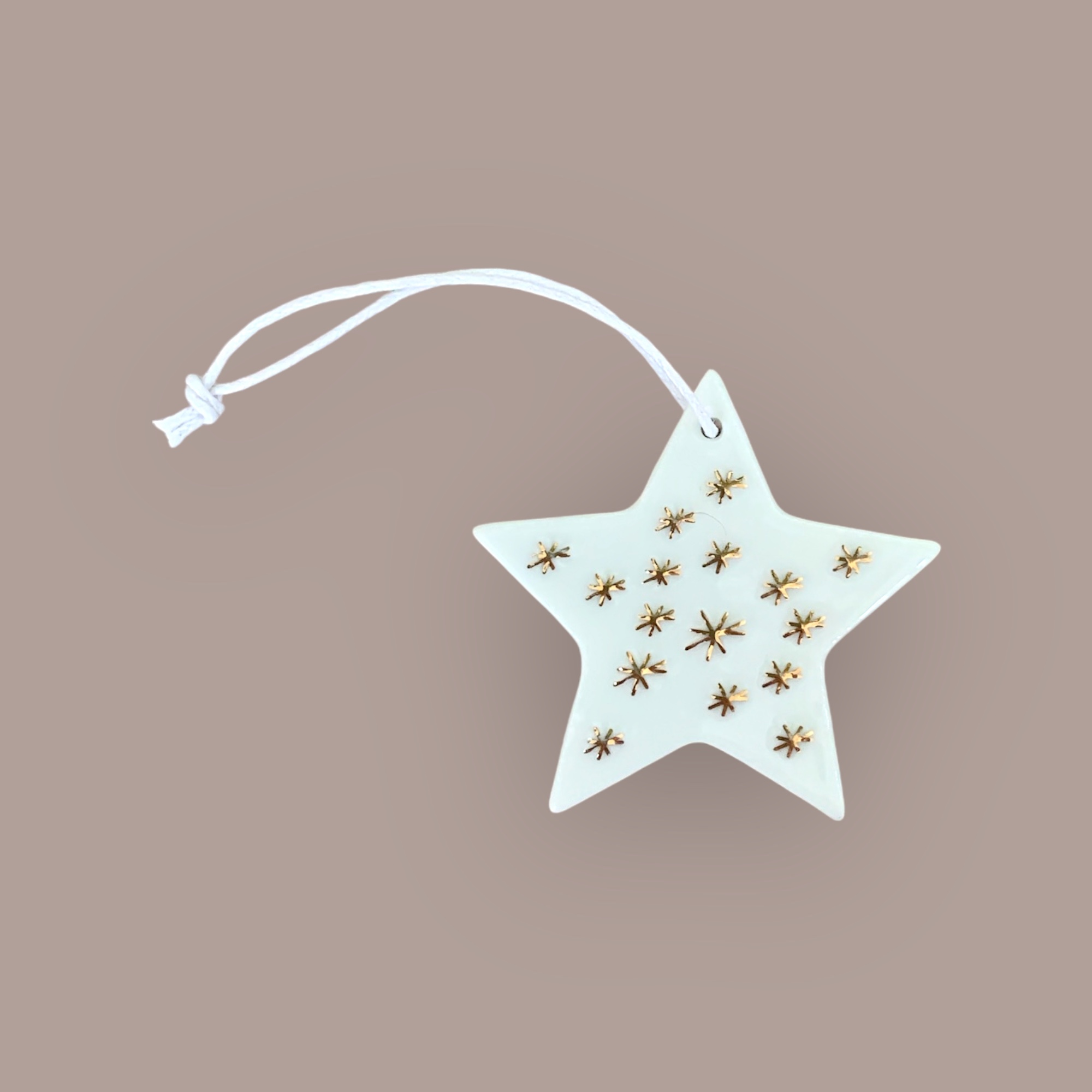 Etoile en cramique à suspendre dans le sapin et ses détails dorés