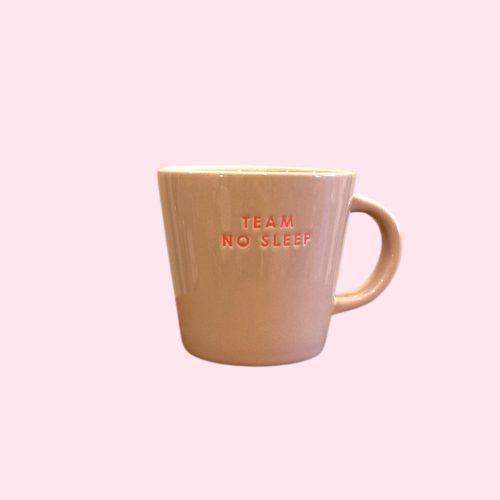 Tasse Team No Sleep Beige et écriture rose