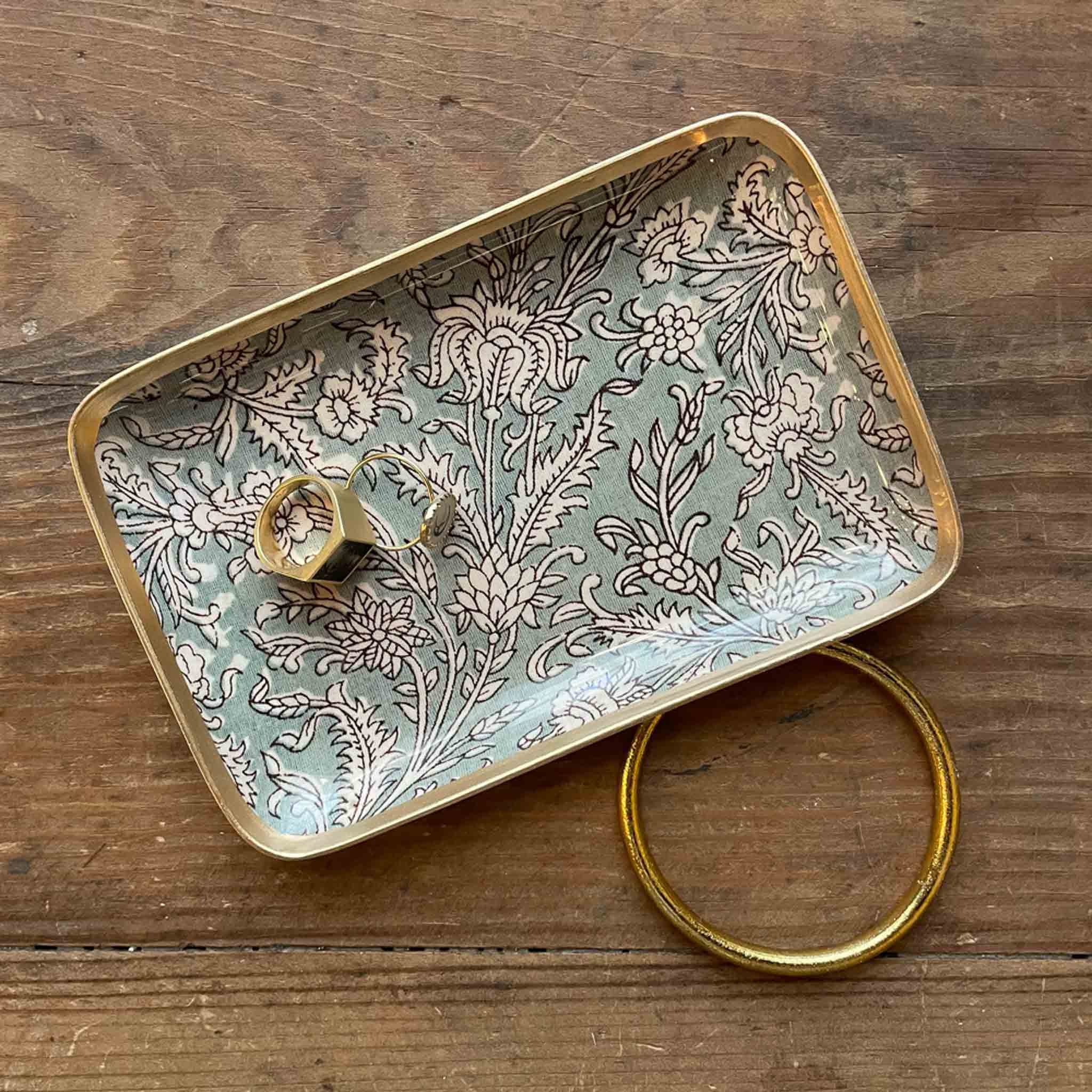 petit plateau fleuris vert de gris et crème