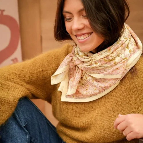 Foulard grand modèle Belize. Il est dans des tons beige et rose poudré à petites fleurs