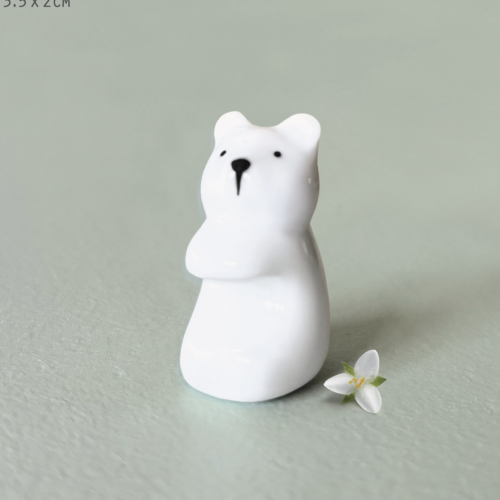 petite décoration en forme d'ours à poser sur le rebord d'un bol ou d'un pot