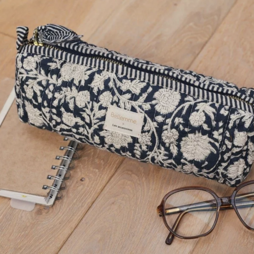 trousse ecolier a fleur blanche sur fond encre