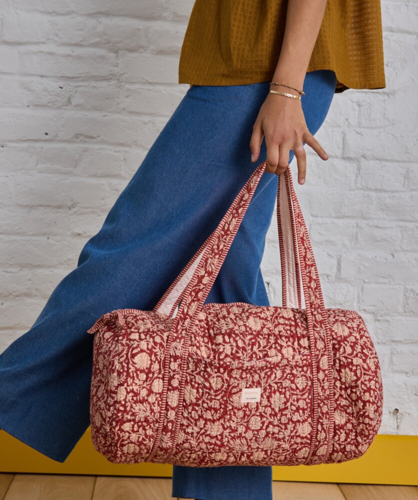 sac week-end Anjali cerise en vente chez Atelier Mama Oh, boutique cadeaux, déco & lifestyle en ligne, dans le Vieux Lille et Mouvaux sac week-end Anjali cerise en vente chez Atelier Mama Oh, boutique cadeaux, déco & lifestyle en ligne, dans le Vieux Lille et Mouvaux