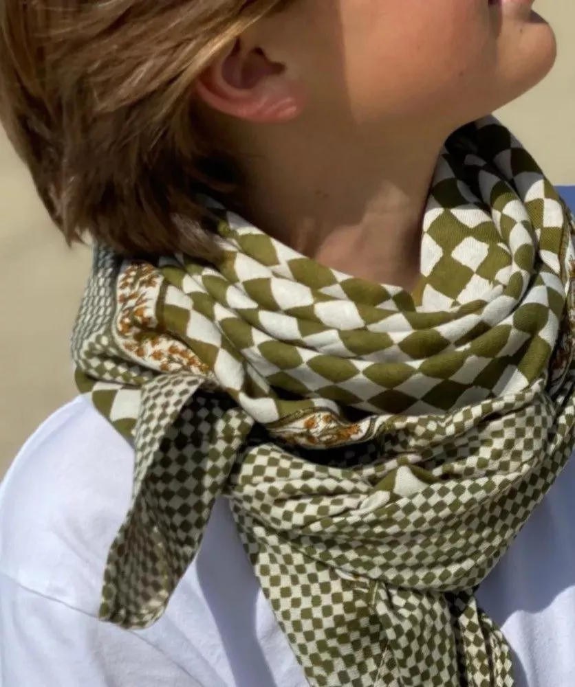 foulard damier kaki en vente chez Atelier Mama Oh, boutique cadeaux, déco & lifestyle en ligne, dans le Vieux Lille et Mouvaux foulard damier kaki en vente chez Atelier Mama Oh, boutique cadeaux, déco & lifestyle en ligne, dans le Vieux Lille et Mouvaux