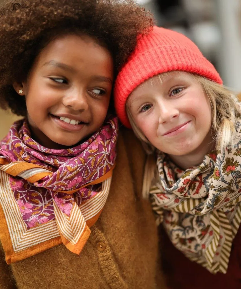 foulard Pia prune en vente chez Atelier Mama Oh, boutique cadeaux, déco & lifestyle en ligne, dans le Vieux Lille et Mouvaux foulard Pia prune en vente chez Atelier Mama Oh, boutique cadeaux, déco & lifestyle en ligne, dans le Vieux Lille et Mouvaux