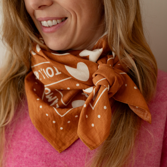 foulard adulte coeur marron et blanc foulard adulte coeur marron et blanc