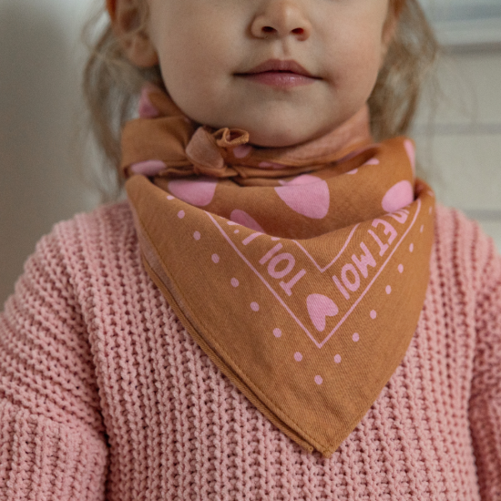 foulard enfant coeur marron et rose foulard enfant coeur marron et rose