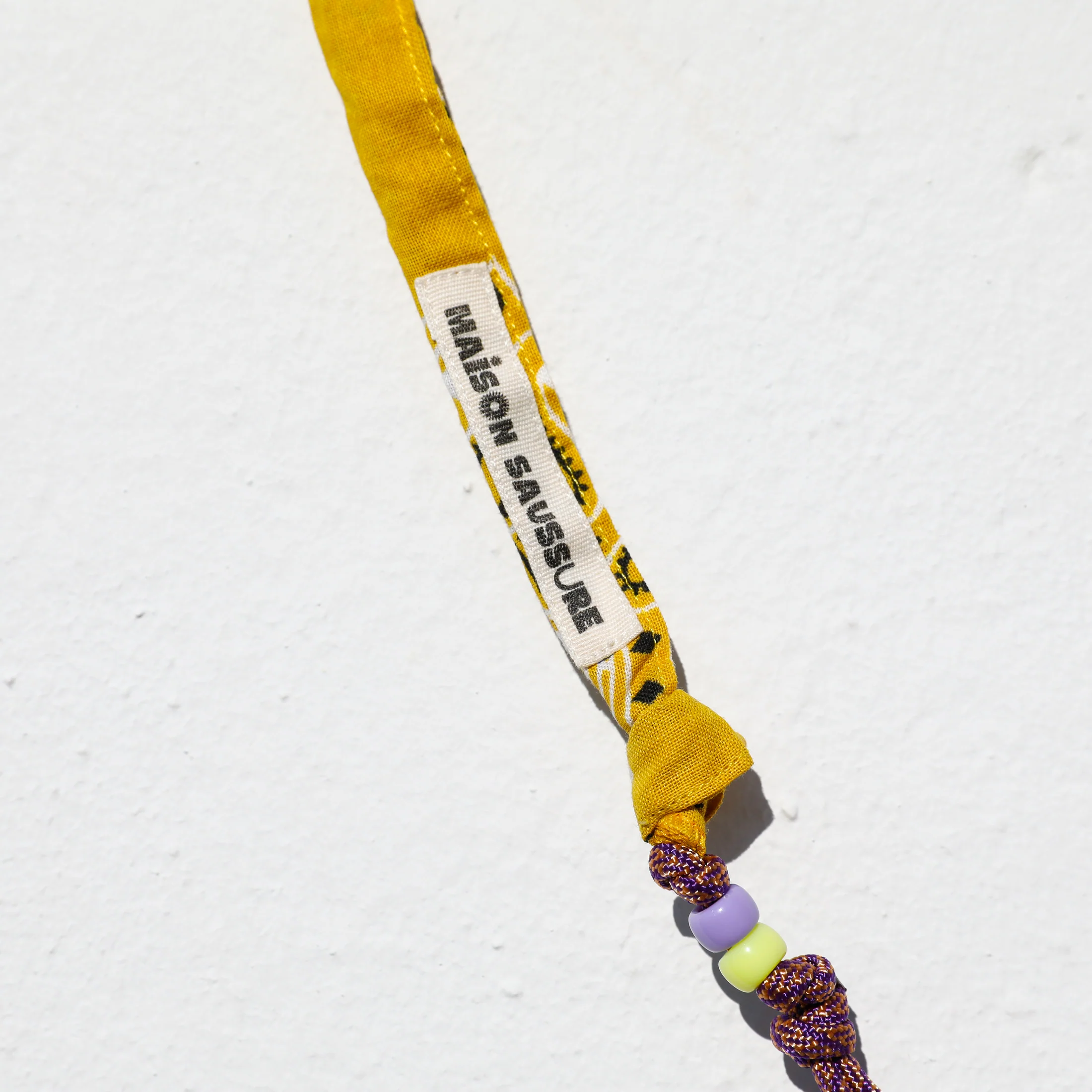 cordon téléphone jaune moutarde en vente chez Atelier Mama Oh, boutique cadeaux, déco & lifestyle en ligne, dans le Vieux Lille et Mouvaux