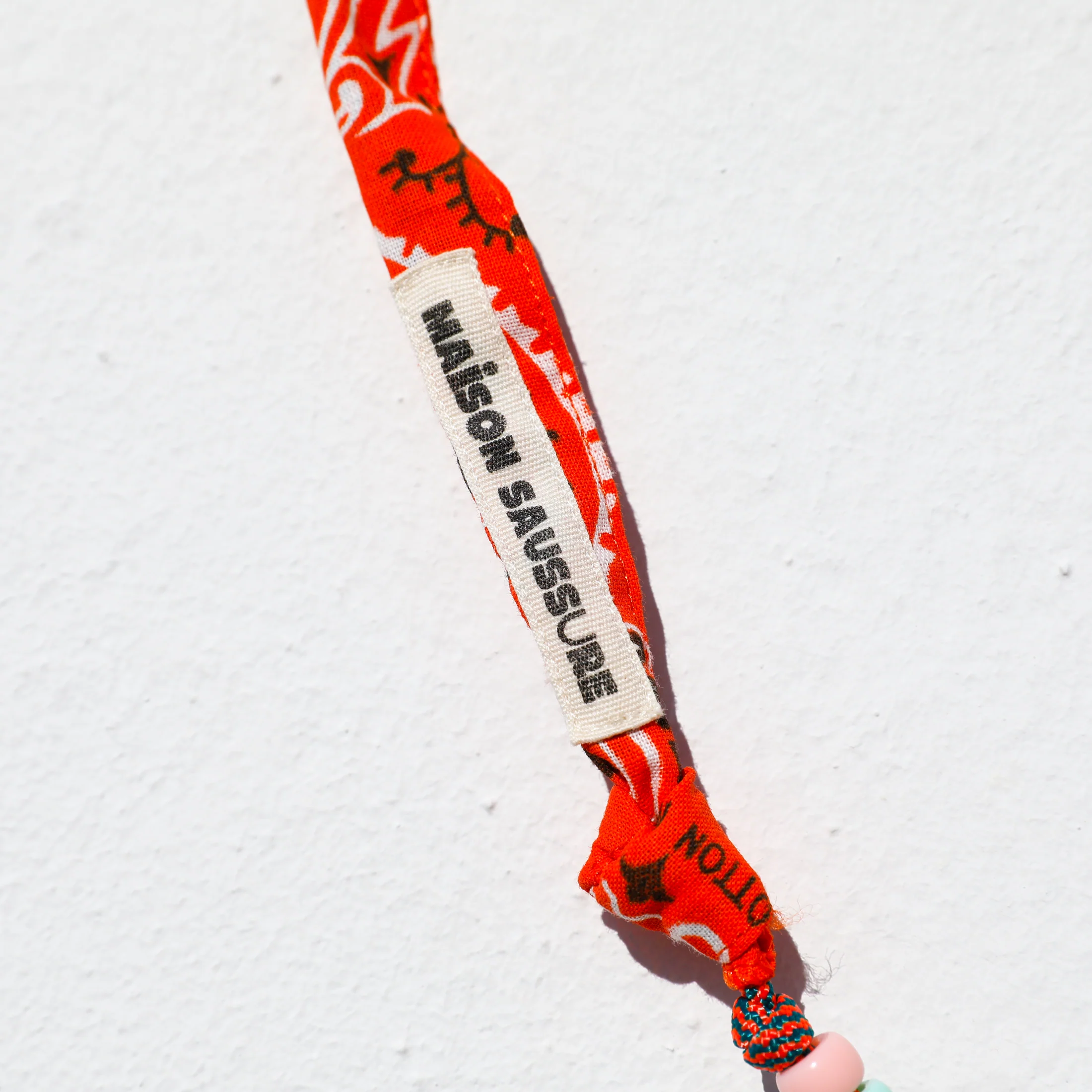 cordon téléphone orange vif en vente chez Atelier Mama Oh, boutique cadeaux, déco & lifestyle en ligne, dans le Vieux Lille et Mouvaux